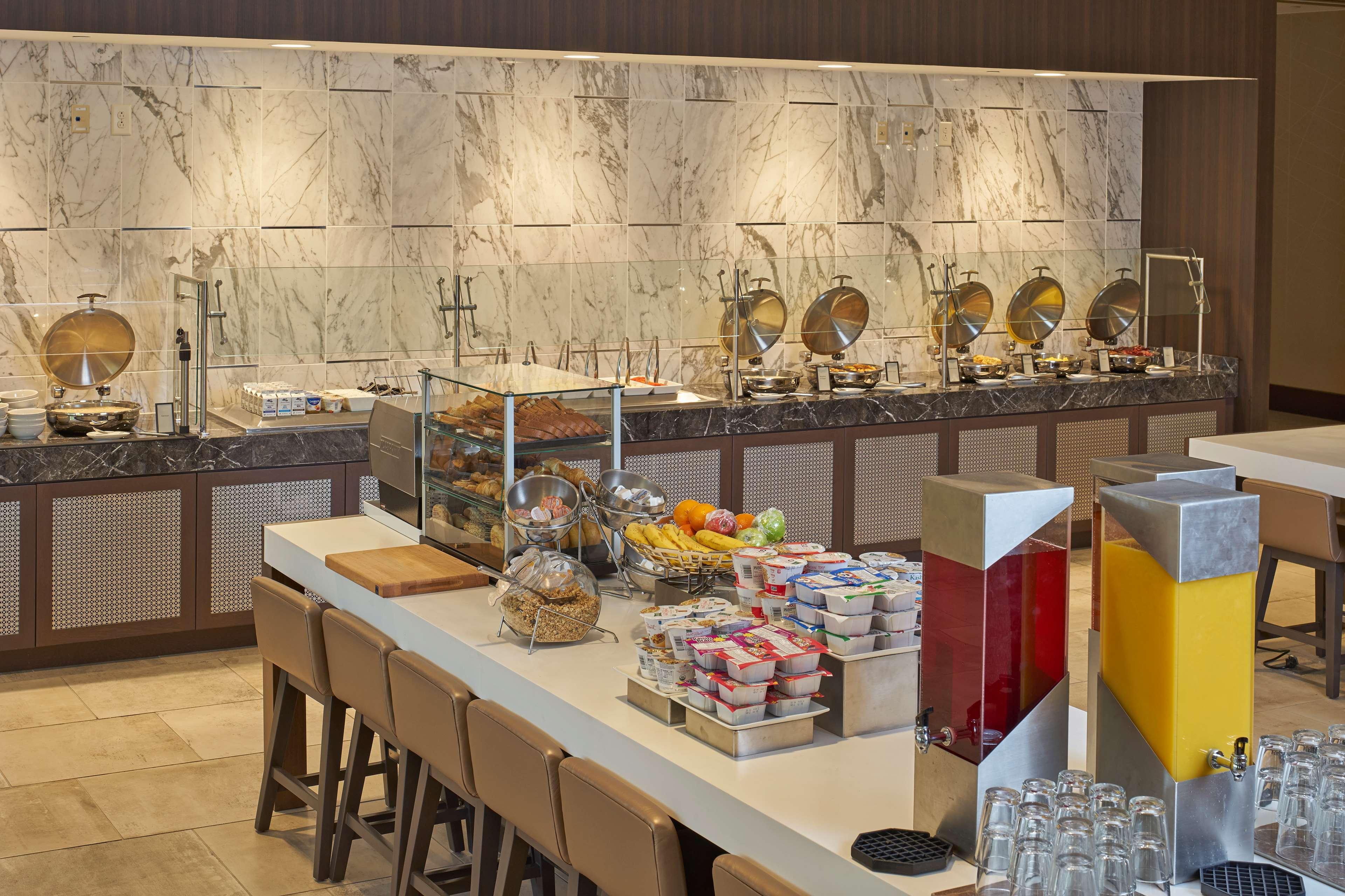 Hilton Raleigh North Hills Hotel Restoran gambar
